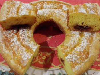 Ciambella alla ricotta con cuore di marmellata