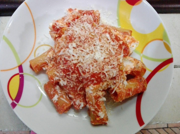 Rigatoni al sugo e ricotta