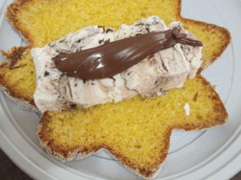 Stella di pandoro con gelato e nutella