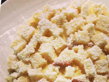 Torta mimosa con marmellata di fragole e crema pasticciera al limone