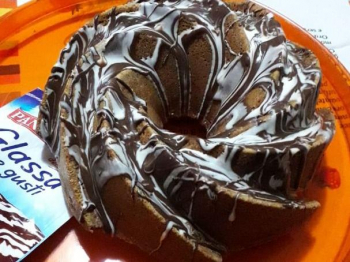 Ciambellone allo yogurt glassato ai due gusti