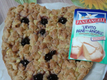 Sbriciolona con crema e amarene sciroppate