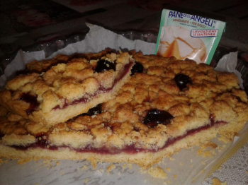 Sbriciolona con marmellata di amarene e amarene sciroppate