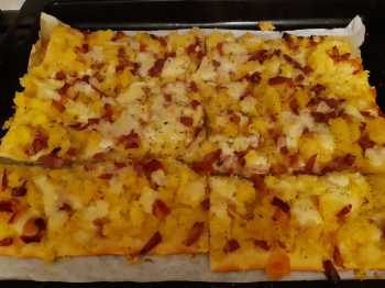 Pizza patate e tocchetti di prosciutto crudo