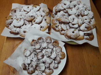 https://www.dolcidee.it/forum/post/visualizza/14656473/2deg-sfida-culinaria-carnevale-con-dolcidee-it-3 frittelle di mele e banane