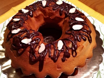 Ciambellone allo yogurt con glassa al cioccolato e mandorle