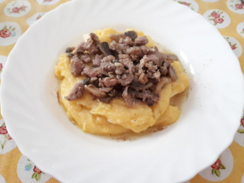 Polenta ai 5 cereali con funghi, fontina e salsiccia di maiale al vino