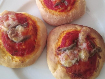 Pizzette pomodoro, acciughe e mozzarella
