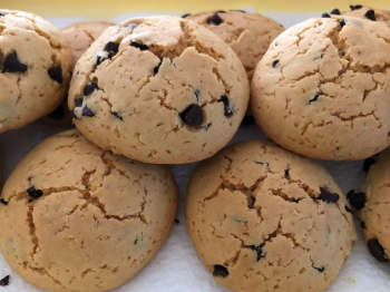 biscotti con farina di farro e gocce di cioccolato