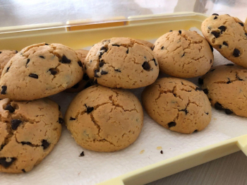 biscotti con farina di ceci e gocce di cioccolato