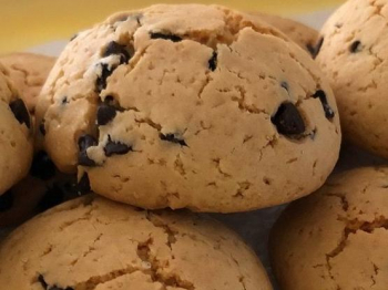 biscotti con farina di soia e gocce di cioccolato