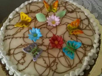Torta per compleanno con pasta di mandorle