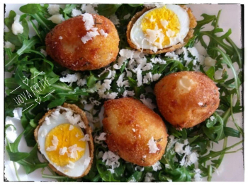 Uova fritte su un letto di rucola