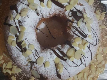 Ciambella allo yogurt alle mandorle glassata