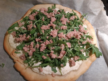 Pizza integrale con ricotta ,tonno e rucola