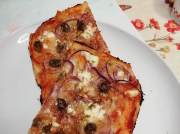 Pizza in teglia feta cipolle e olive taggiasche