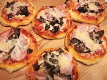 pizzette per l'aperitivo con funghi e prosciutto