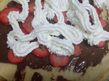 Crepes con panna, nutella e fragola