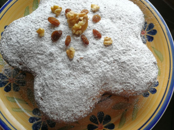 Torta allo yogurt con noci e uva passa