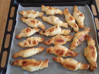 Cornetti salati con formaggio spalmabile e prosciutto cotto
