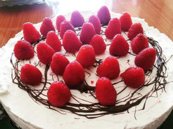 Torta mousse di yogurt e frutti di bosco