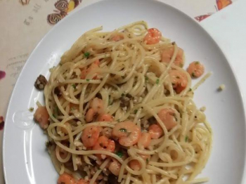 Spaghetti olive, mandorle e gamberetti