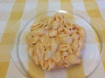 Pasta ,ragù  macchiato e panna.