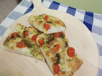 Focaccia veloce pomodorini e pesto