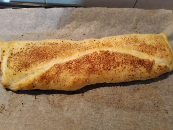 Strudel salato con ricotta, olive e pomodori secchi
