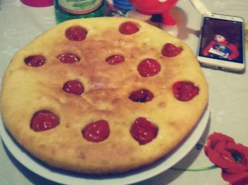 FOCACCIA BIANCA CON POMODORINO CIGLIEGINO.