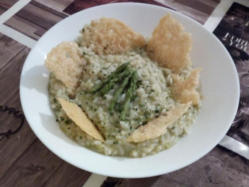 Risotto agli asparagi con cialde di parmigiano