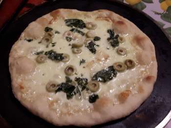 Spilla salati: pizza integrale con provola affumicata e spinaci