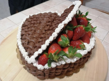 Torta cuore cestino di fragole