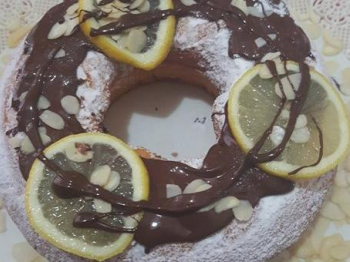 Ciambella allo yogurt glassata con mandorle e limone