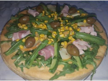 Pizza alta con ricotta, rucola, prosciutto, scamorza, zucchine, olive e mais