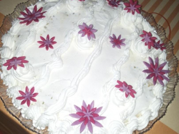 Torta con crema chantilly e panna