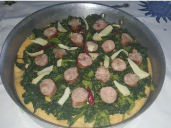 Pizza con salsicce, friarielli e formaggio a pasta filata