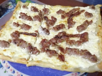 Focaccia ricotta e salsiccia piccante