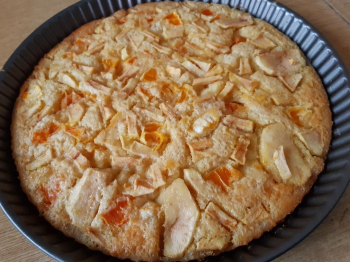 Torta con mela e arancia