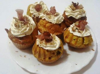 Muffin salati zucchine, speck e curcuma