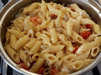 Mezze penne con tonno, pomodorini e stracchino