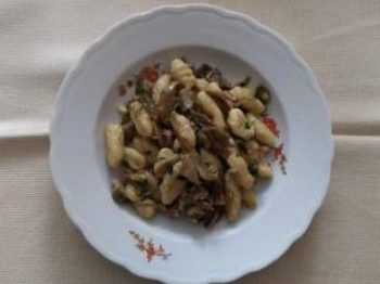 cavatelli con carciofi,salsiccia e prezzemolo