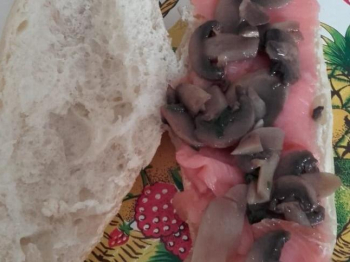 Pane con salmone e funghi trifolati