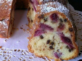 Ciambella con ciliegie e gocce di cioccolato
