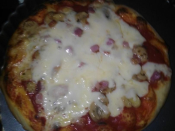Pizza pomodoro mozzarella funghi