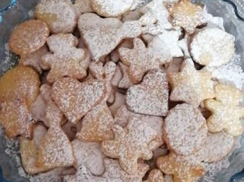 Biscotti di pasta frolla con zucchero a velo