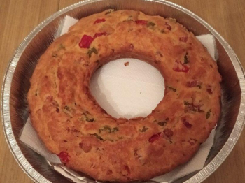 Ciambella salata con robbiola, mozzarella, olive e pancetta affumicata