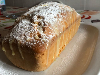 Plum-cake al limone glassato al cioccolato bianco e limone