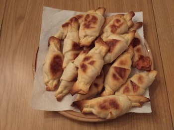 Cornetti salati con formaggio spalmabile e rucola