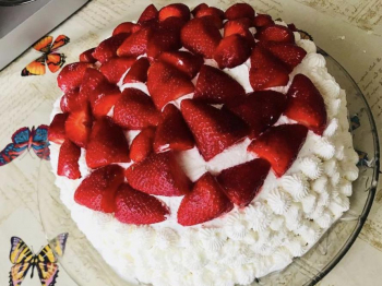 Torta con crema pasticcera - panna montata - fragole